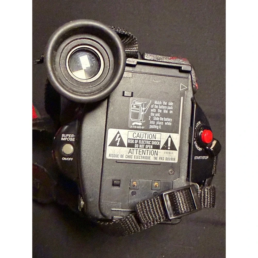 Sony CCD-TR5 Video8 Handycam Camcorder Bundle Powers On w/ Charger Batteries Cas